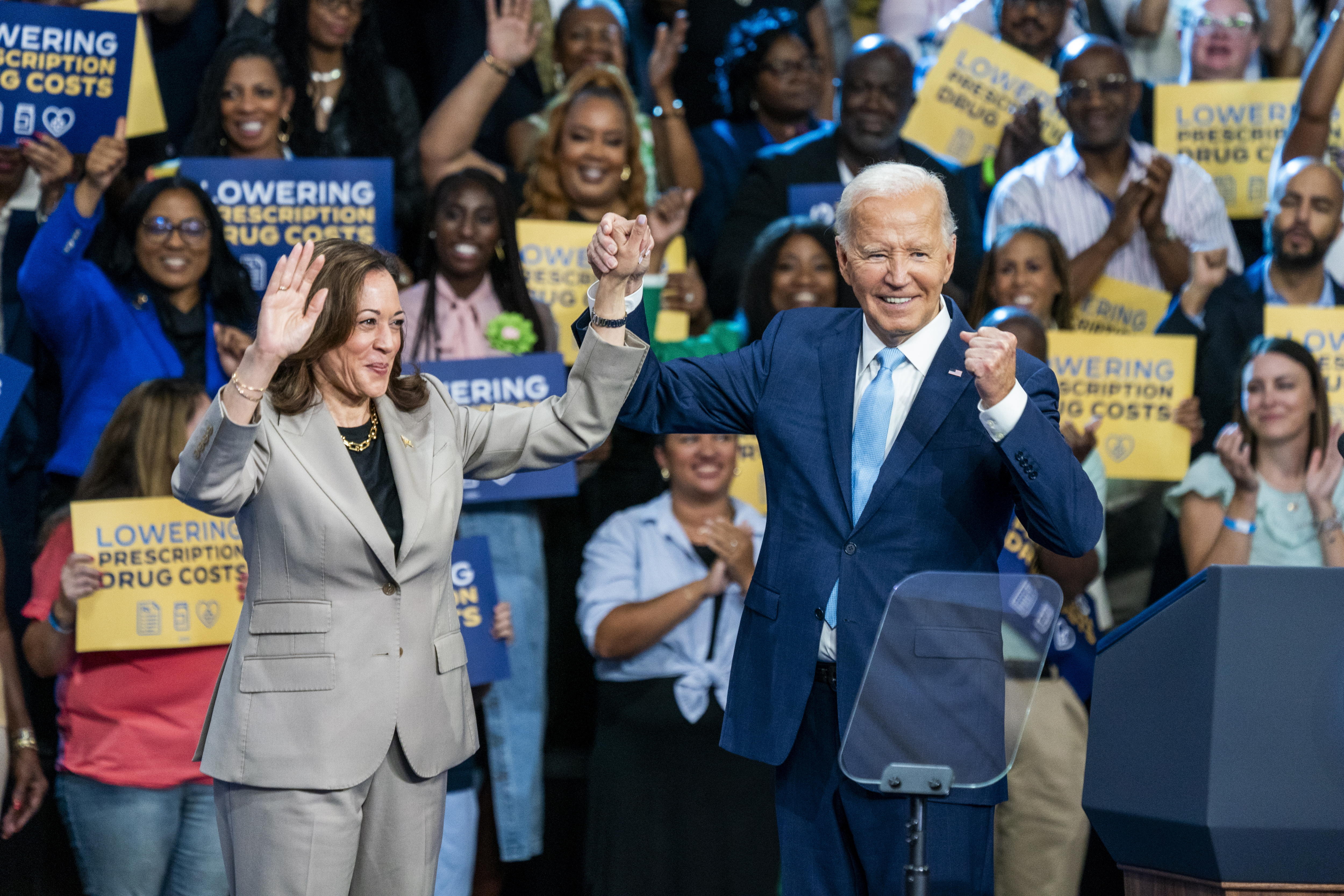Upper Marlboro (United States), 15/08/2024.- US President Joe Biden (R) and presumptive Democratic Presidential nominee, Vice President Kamala Harris, depart the stage following their remarks on the progress they are making to lower costs for the American people during an event at Prince George's County Community College in Upper Marlboro, Maryland, USA, 15 August 2024. Vice President Harris will deliver remarks on her economic plan during a campaign rally in Raleigh, North Carolina, on 16 August 2024. EFE/EPA/SHAWN THEW