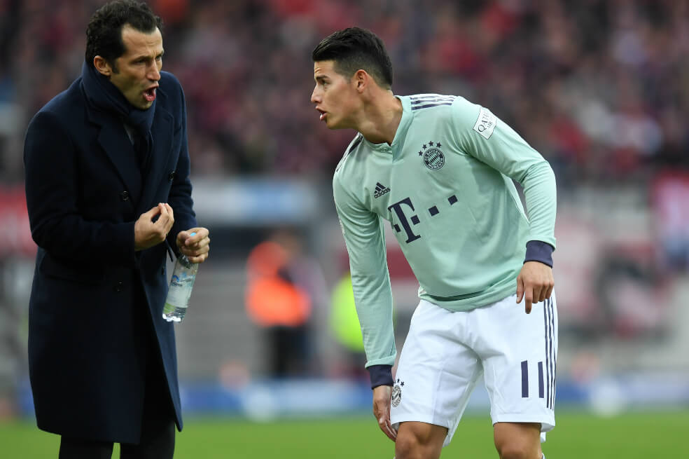 James (d), durante el partido del Bayern de este domingo. / AFP
