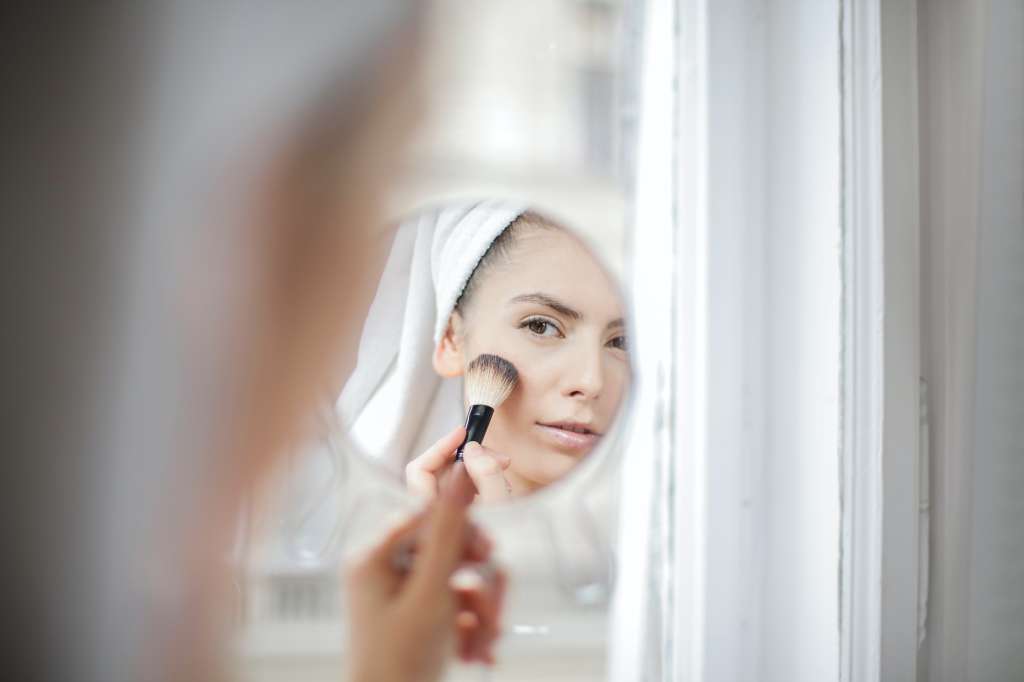 Así puede lograr un maquillaje natural con tan solo pocos productos y mucha imaginación.