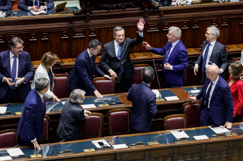 Rome (Italy), 21/07/2022.- Italian Prime Minister Mario Draghi (C) receives applause prior his speech at the Italian Lower House in Rome, Italy, 21 July 2022. The Prime Minister announced in the House chamber at the beginning of the general debate his intention to go to the Quirinal Palace to resign. The previous day, three parties in Draghi's ruling coalition failed to take part in a confidence vote in the Senate on a resolution backing Premier Draghi. The previous week, Italian President Mattarella refused to accept Draghi's resignations following the failure of ruling coalition partner M5S to back the government in a confidence vote. (Italia, Roma) EFE/EPA/FABIO FRUSTACI