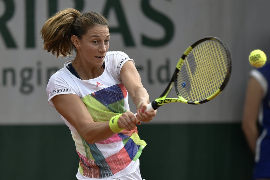 La tenista colombiana Mariana Duque responde una pelota ante la estadounidense Madison Keys, este jueves, 26 de mayo. / AFP