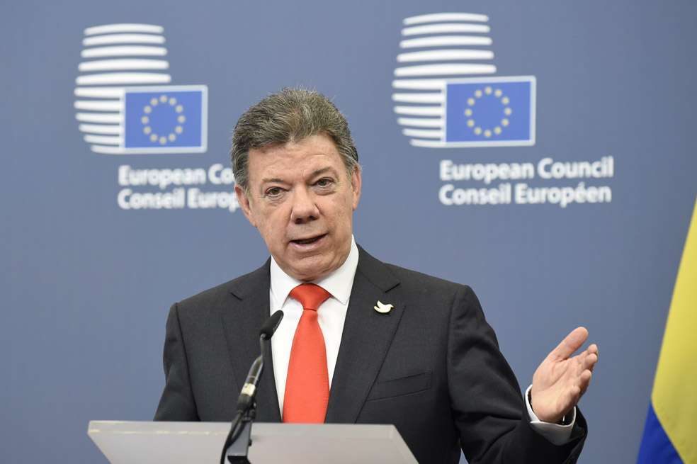 El presidente Santos habla ante los medios previo a su encuentro con la Unión Europea en Bruselas. / AFP