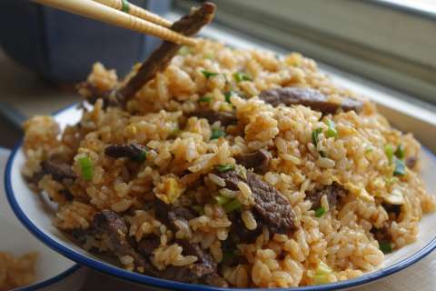 Receta económica y rendidora: así se prepara un arroz de mollejas y corazones
