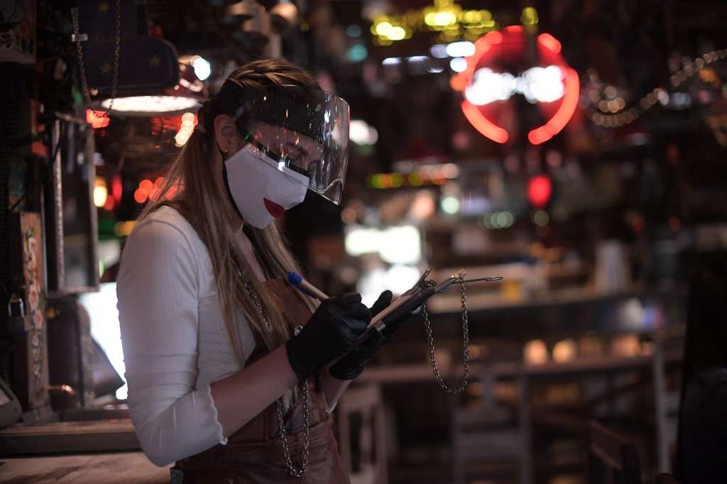 Este restaurante emplea protocolos de bioseguridad como el distanciamiento de dos metros entre mesas y un sistema de reservas, como parte del piloto de reapertura para el sector gastronómico que se adelanta en el departamento.