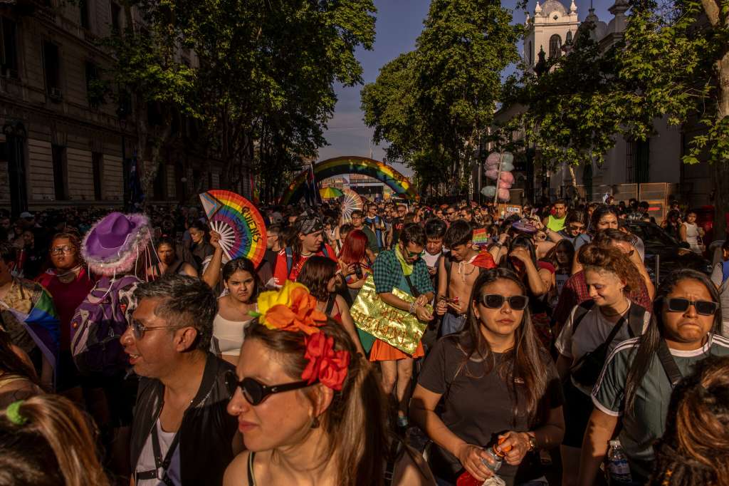 Buenos Aires ha atraído a un número significativo de personas de la comunidad LGBTQ rusas desde el inicio de la guerra con Ucrania en febrero de 2022.