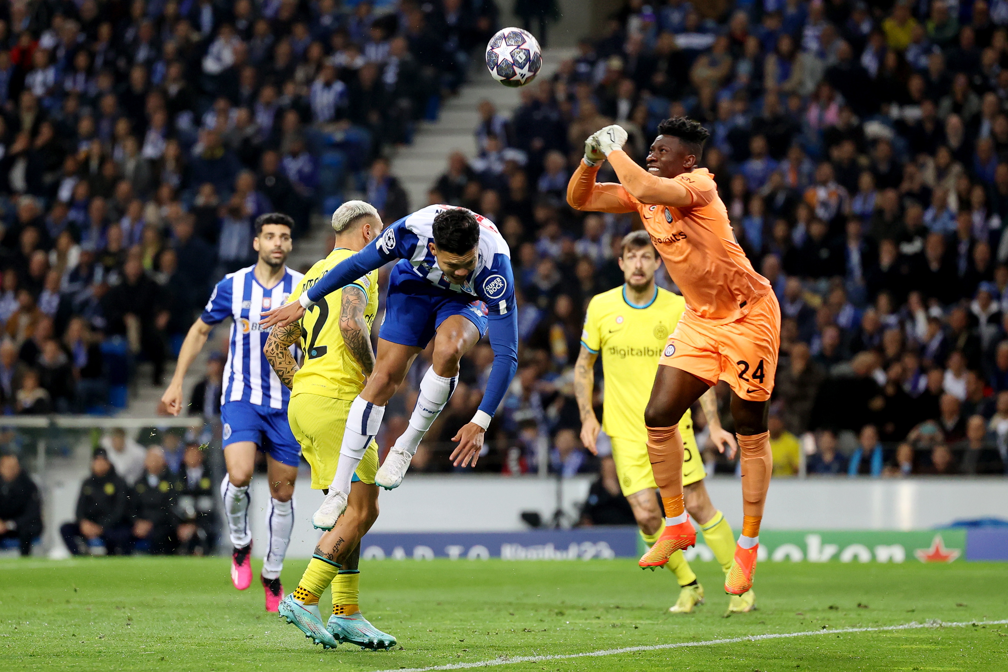 Porto (Portugal), 14/03/2023.- FC Porto's Evanilson (C) in action against Inter Milan's goalkeeper Andre Onana (R) during the UEFA Champions League round of 16 second leg match between FC Porto and Inter Milan, in Porto, Portugal, 14 March 2023. (Liga de Campeones) EFE/EPA/JOSE COELHO