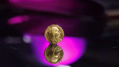 Descubren en Jerusalén rara moneda de oro con la imagen de conocida reina egipcia