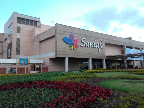 Autoridades investigan fallecimiento de una mujer en el centro comercial Santa Fe