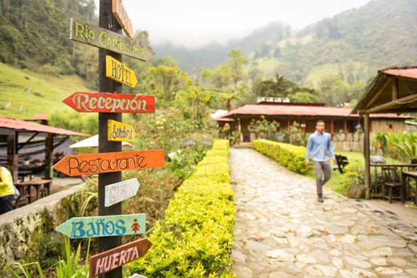 El turista colombiano afectado por las alzas y los impuestos.