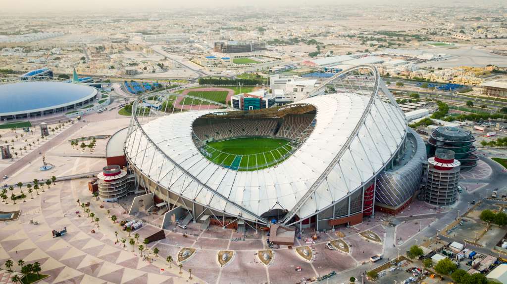 DOHA (QATAR), 12/08/2022.- Vista del estadio de Khalifa (Jalifa) en Doha, Qatar. A falta de 100 días para el inicio del Mundial de Qatar, adelantado ayer jueves del 21 al 20 de noviembre, el país árabe espera con expectación el comienzo de la histórica cita con todas sus infraestructuras terminadas a falta de inaugurar el 9 de septiembre el estadio de Lusail, el de mayor capacidad con 80.000 localidades y que será el escenario de la gran final del próximo 18 de diciembre. Tres de los estadios que albergarán partidos del Mundial -974, Ciudad de la Educación y Al Thumama- han sido diseñados por el estudio de arquitectura español Fenwick Iribarren, y el gobierno de Qatar ya se comprometió a donar parte de su infraestructura a países subdesarrollados. EFE/ Qatar 2022 / ***SOLO USO EDITORIAL/SOLO DISPONIBLE PARA ILUSTRAR LA NOTICIA QUE ACOMPAÑA (CRÉDITO OBLIGATORIO)***