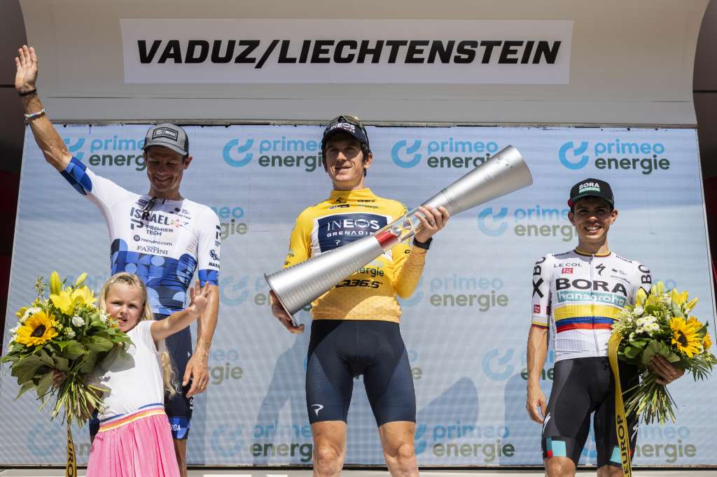 Vaduz (Liechtenstein), 19/06/2022.- British rider Geraint Thomas (C) of the Ineos Grenadiers team holds his trophy on the podium after winning the overall title following the 8th and final stage of the 85th Tour de Suisse UCI ProTour cycling race, a 25.6km individual time trial in Vaduz, Liechtenstein, 19 June 2022. Thomas won ahead of second placed Colombian rider Sergio Higuita (R) of the Bora-Hansgrohe team and third placed Danish rider Jakob Fuglsang (L) of the Israel-Premier Tech team, with daughter Jamie. (Ciclismo) EFE/EPA/GIAN EHRENZELLER