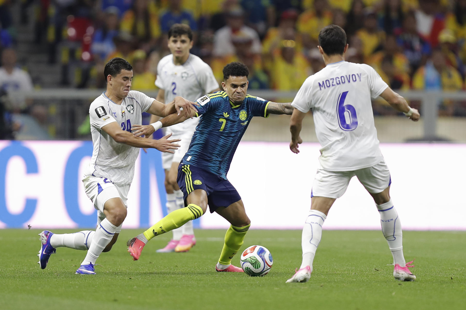 GR4212. CIUDAD DE MÉXICO (MÉXICO), 17/06/2026.- Behruzjon Karimov (i) de Uzbekistán disputa un balón con Luis Díaz de Colombia este miércoles, en un partido del grupo K del Mundial de la FIFA 2026 entre Uzbekistán y Colombia, en el estadio Azteca en Ciudad de México (México). EFE/ Isaac Esquivel