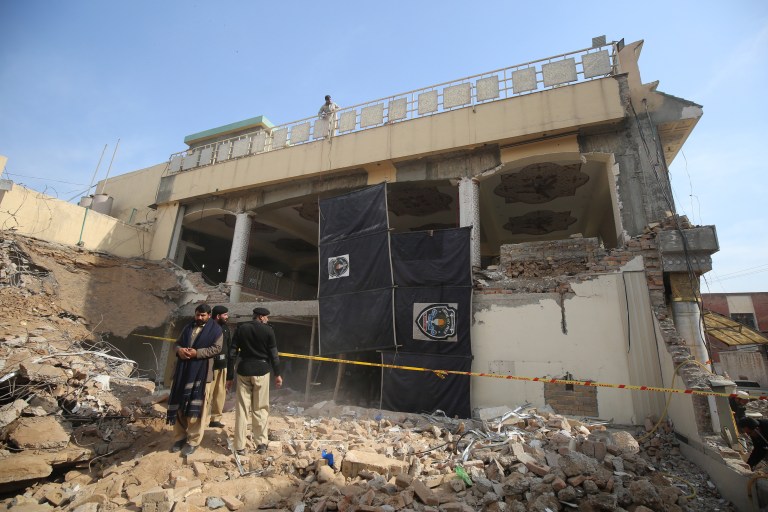 Pakistán: atacante suicida iba uniformado; revisan a la baja número de víctimas