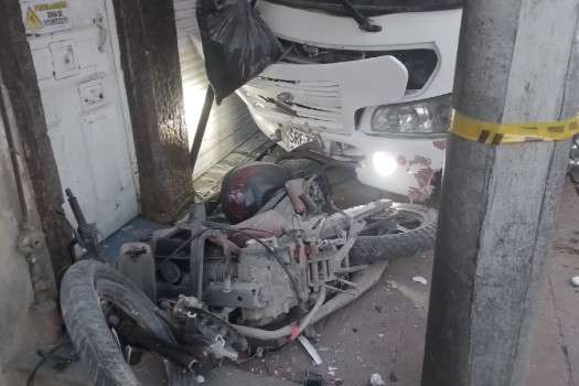 Un grave accidente habría dejado a dos moteros sin vida. Al parecer, una ruta escolar se quedó sin frenos.
