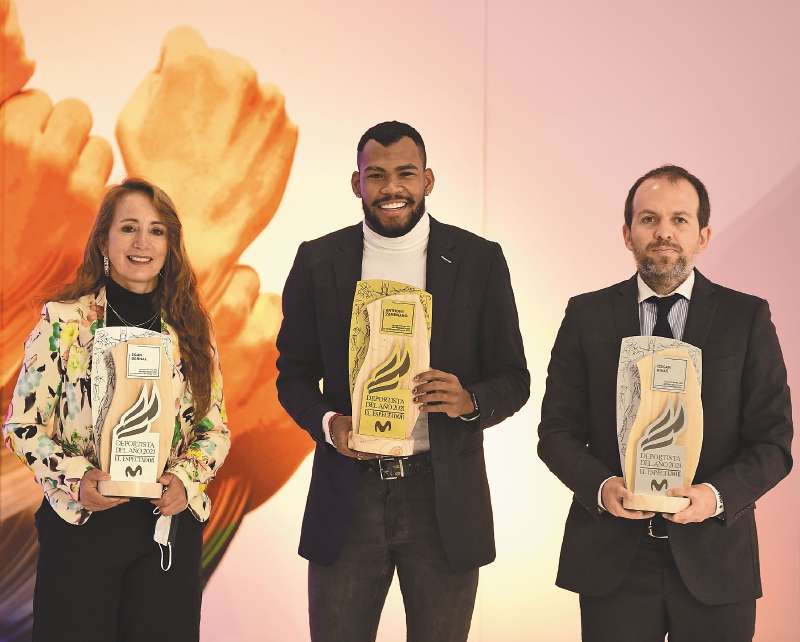 Flor Gómez (mamá de Egan Bernal), Anthony Zambrano y Ernesto Lucena, exministro del Deporte, en representación de Óscar Rivas.