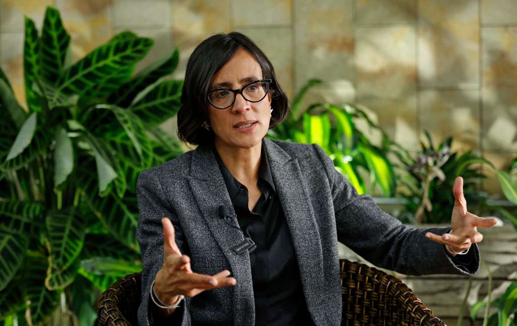AME9104. BOGOTÁ (COLOMBIA), 11/02/2025.- La ministra de Ambiente de Colombia en funciones Susana Muhamad habla durante una entrevista con EFE, este lunes en Bogotá (Colombia). Muhamad afirma que la presencia del controvertido exembajador Armando Benedetti en un alto cargo del Gobierno, como jefe de Despacho Presidencial, no le da confianza y su permanencia en el gabinete constituye un riesgo que la llevó a tomar la decisión de renunciar. EFE/ Mauricio Dueñas Castañeda