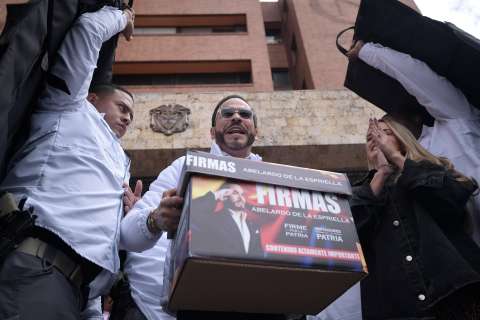 Se abre debate por firmas para avalar la candidatura presidencial de De la Espriella