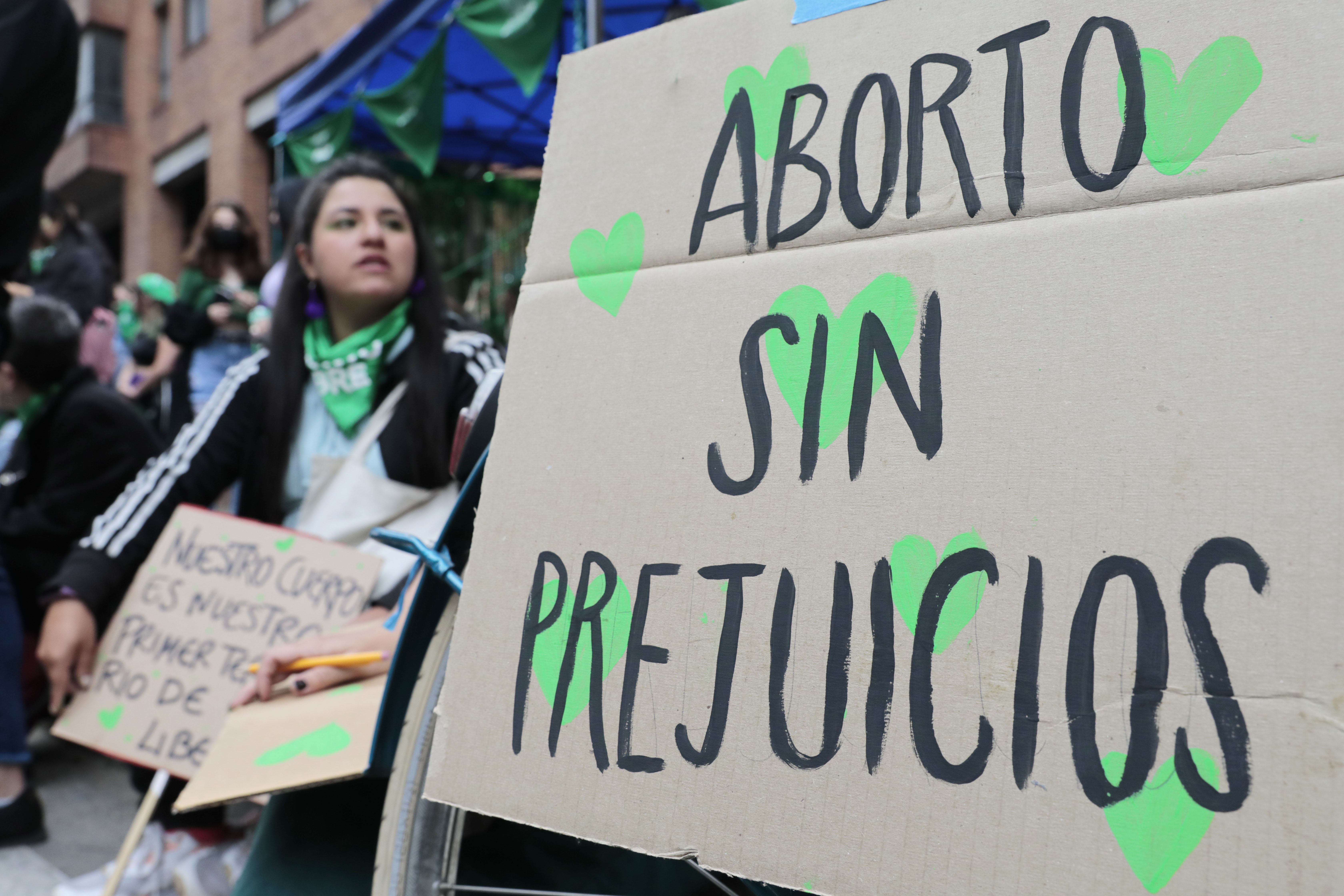 AME699. BOGOTÁ (COLOMBIA), 28/09/2022.- Una mujer participa en una marcha a favor del aborto, hoy, en Bogotá (Colombia). Colectivos feministas participaron este miércoles en una movilización en Bogotá, con motivo del Día de Acción Global por el Aborto Legal y Seguro, que se conmemora el 28 de septiembre de cada año. Con acciones artísticas y pedagógicas acompañando la marcha, decenas de mujeres celebraron que este año Corte Constitucional colombiana despenalizara el aborto libre hasta la semana 24 de gestación. EFE/ Carlos Ortega