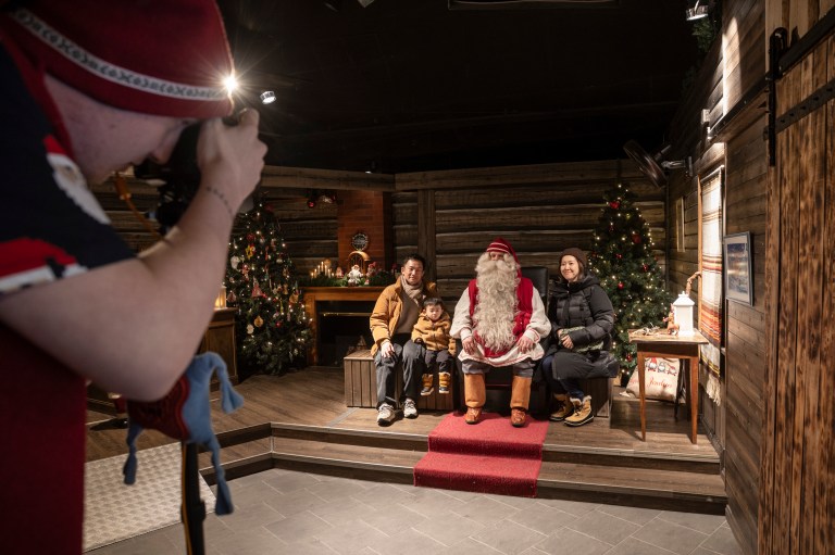 Papá Noel vive en una ciudad finlandesa. Algunos de sus vecinos no lo aprueban