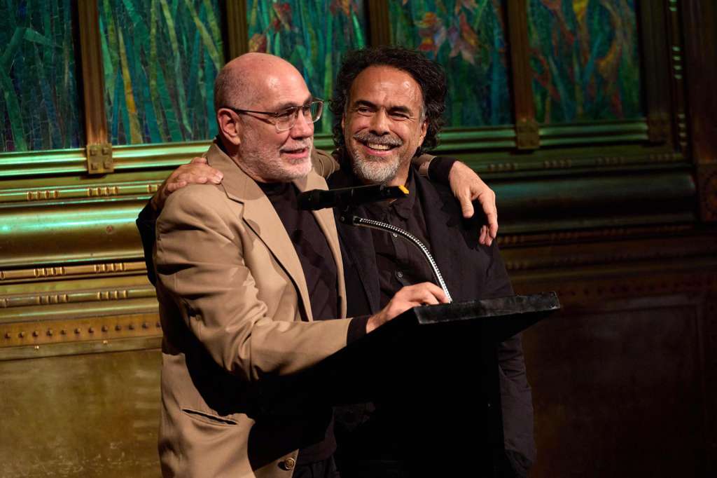 MEX4911. CIUDAD DE MÉXICO (MÉXICO), 06/10/2025.- Fotografía cedida por Amores Perros, que muestra a los cineastas mexicanos Guillermo Arriaga (i) y Alejandro González Iñárritu (d) en un evento este lunes, en Ciudad de México (México). La proyección de la película ‘Amores Perros’ en el Palacio de Bellas Artes, el máximo recinto cultural en México, 25 años después de su creación, reunió nuevamente al afamado director mexicano Alejandro González Iñárritu y su guionista Guillermo Arriaga, quienes anunciaron su reconciliación tras más de dos décadas de distanciamiento. EFE/ Amores Perros /SOLO USO EDITORIAL/ NO VENTAS/ SOLO DISPONIBLE PARA ILUSTRAR LA NOTICIA QUE ACOMPAÑA (CRÉDITO OBLIGATORIO)