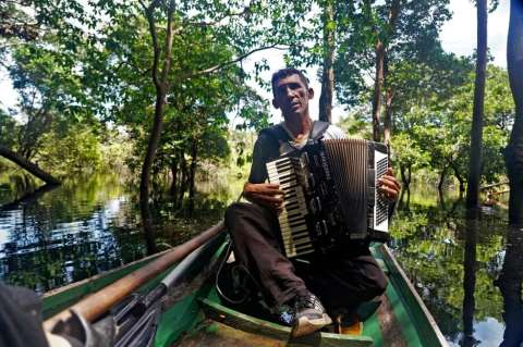 Un acordeonista en canoa defiende la Amazonía brasileña
