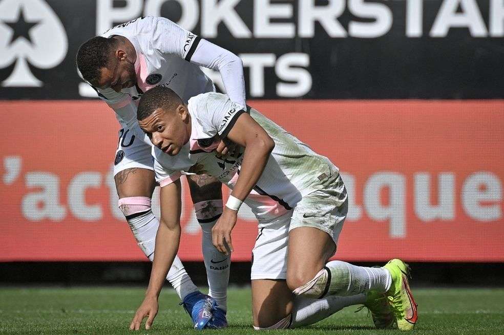 Neymar levanta del suelo a Kylian Mbappé en medio del partido contra Rennes.
