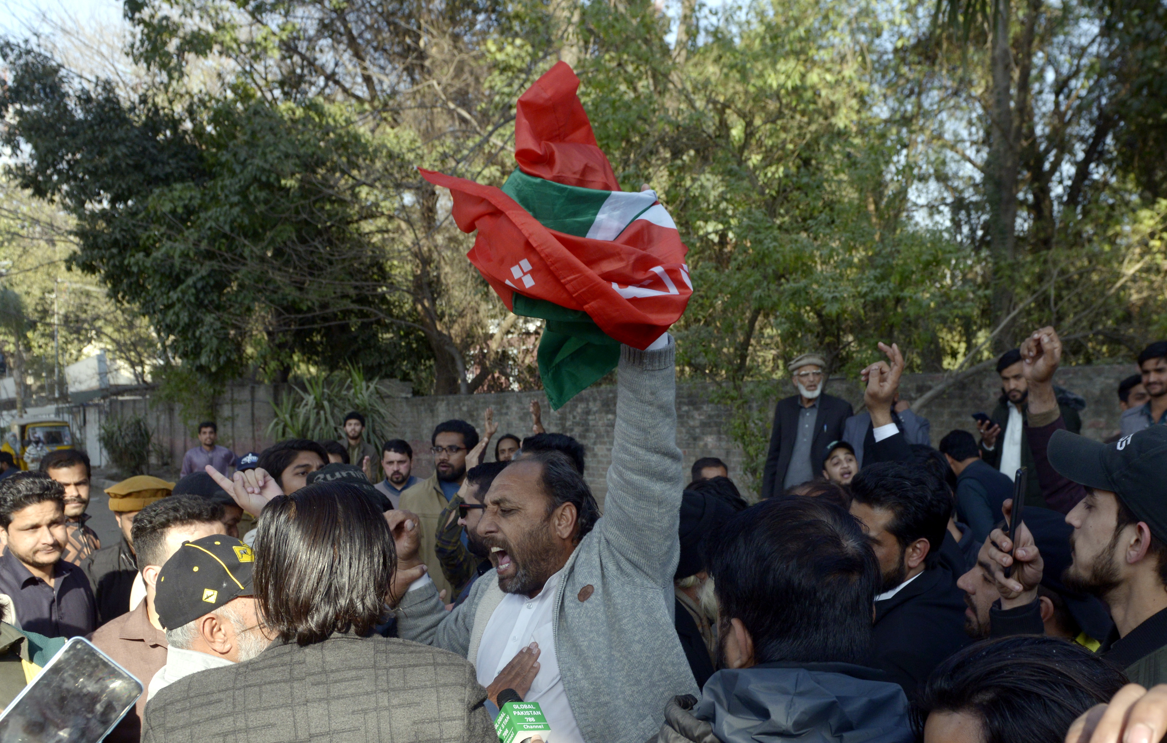 Rawalpindi (Pakistan), 11/02/2024.- Supporters of the convicted former Prime Minister Imran Khan's Pakistan Tehrik-e-Insaf (PTI) political party protest against alleged rigging in the general elections, outside the provincial election commission office in Rawalpindi, Pakistan, 11 February 2024. The Election Commission of Pakistan (ECP) has started releasing the results of the recent general elections after a 12-hour delay. The election took place amidst security measures, including mobile and internet restrictions, and the outcome remains uncertain as no clear winner has emerged yet. (Elecciones, Protestas) EFE/EPA/SOHAIL SHAHZAD