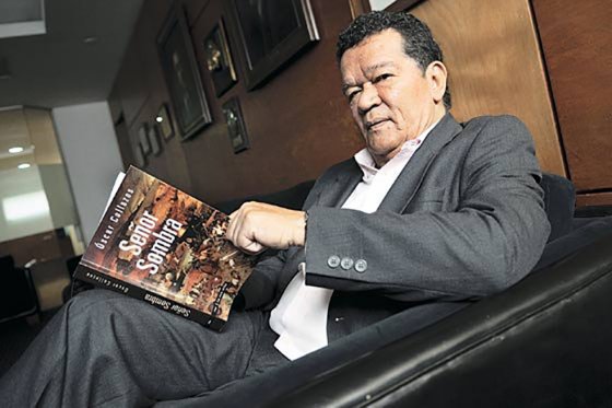Óscar Collazos con una de sus últimas novelas en la mano: “Señor Sombra”. / Archivo El Espectador
