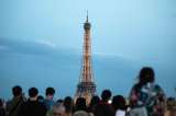 Empleados de Torre Eiffel amenazan con huelga por largas filas de espera