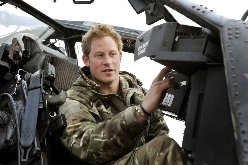 Fotografía tomada el 12 de diciembre de 2012 que muestra al príncipe Enrique de Inglaterra, o Capitán Gales como se le conoce en el ejército, antes de despegar en Camp Bastion al sur de Afganistán. / EFE
