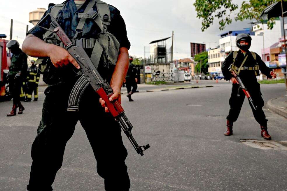 Soldados de Sri Lanka aseguran una de las zonas afectadas por las explosiones.  / AFP