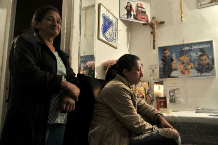Clara Rojas reparte a diario al menos 500 afiches en los que pide información sobre su hijo. / Óscar Pérez - El Espectador