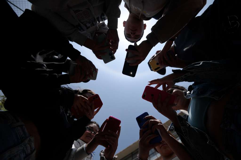 Estudiante de este colegio público ubicado en Bosa, Usan el celular.