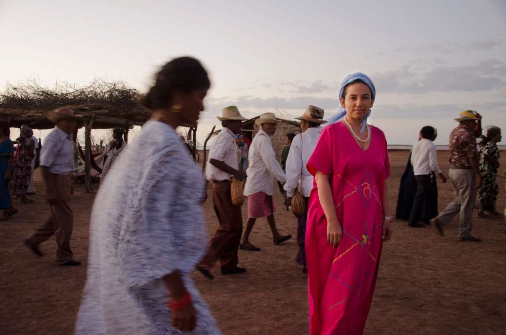 La directora Cristina Gallego durante el rodaje de "Pájaros de verano" en La Guajira.
 / Cortesía Mateo Contreras 