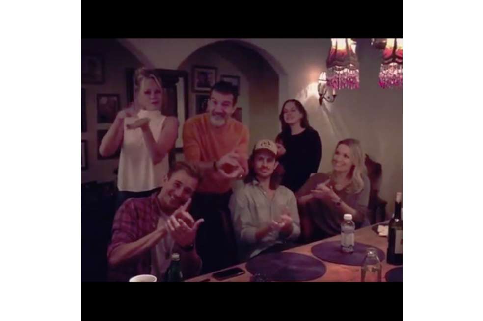 Antonio Banderas y Melanie Griffith posan junto a su hija Stella y (de izq a der) Jesse Johnson, Alex Bauer y Nicole Kimpel, pareja del actor español.  / Cortesía