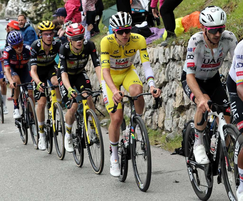 (France), 24/07/2025.- Slovenian rider Tadej Pogacar of UAE Team Emirates (2R) with the yellow jersey and Danish rider Jonas Vingegaard of Team Visma-Lease a Bike (3R) climb the Col de la Loze during the 18th stage of the Tour de France cycling race over 171.5km from Vif to Col de la Loze, France, 24 July 2025. (Ciclismo, Francia) EFE/EPA/CHRISTOPHE PETIT TESSON