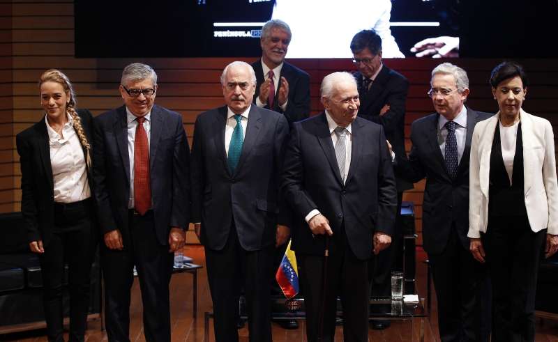 De izquierda a derecha, Lilian Tintori, César Gaviria, Andrés Pastrana, Belisario Betancur, Álvaro Uribe Vélez y la madre de Leopoldo López, Antonieta Mendoza. / EFE