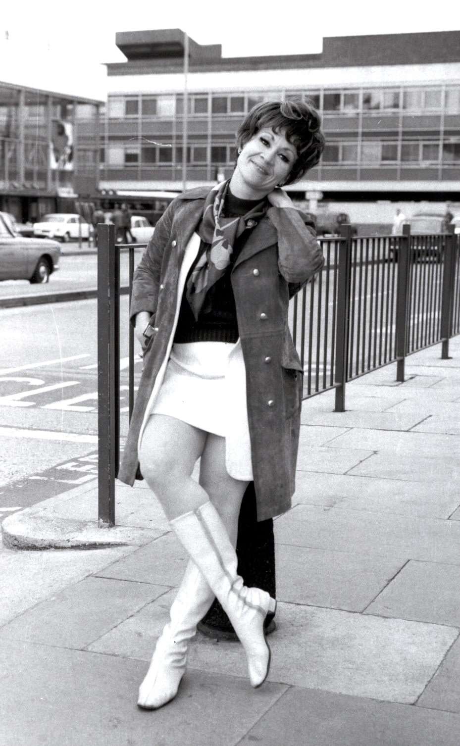 USA1829. NUEVA YORK (NY, EEUU), 30/01/2024.- Fotografía de archivo del 26 de marzo de 1969 donde aparece la actriz de origen puertorriqueño Chita Rivera mientras posa en el aeropuerto de Heathrow en Londres, Reino Unido. Dolores Conchita Figueroa del Rivero, estrella de musicales de Broadway, falleció este martes a los 91 años, según informó su hija, Lisa Mordente, al diario The New York Times. EFE/Cifra Gráfica/ARCHIVO