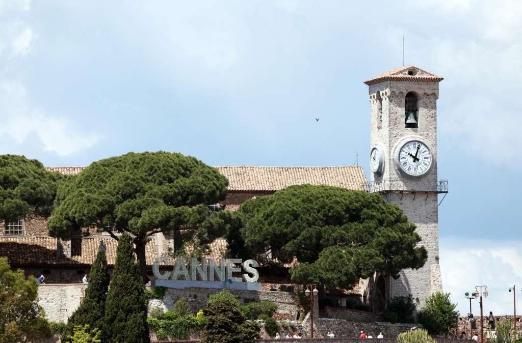 CANNES (France), 24/05/2025.- A clock stopped after 10:00 am on a clock tower, following a power outage that hist South of France during the 78th annual Cannes Film Festival, in Cannes, France, 24 May 2025. A massive power outage struck the French region of Alpes-Maritimes, including Cannes, on 24 May. According to the Cannes Film Festival, the closing ceremony and all scheduled events are to proceed as planned. The Palais des Festivals has its independent power supply. (Cine, Francia) EFE/EPA/CLEMENS BILAN