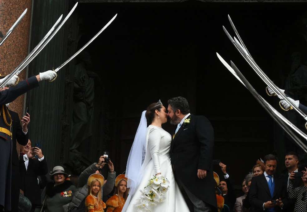 El gran duque George Mikhailovich Romanov besa a Victoria Romanovna Bettarini afuera de la catedral Saint Isaacs.