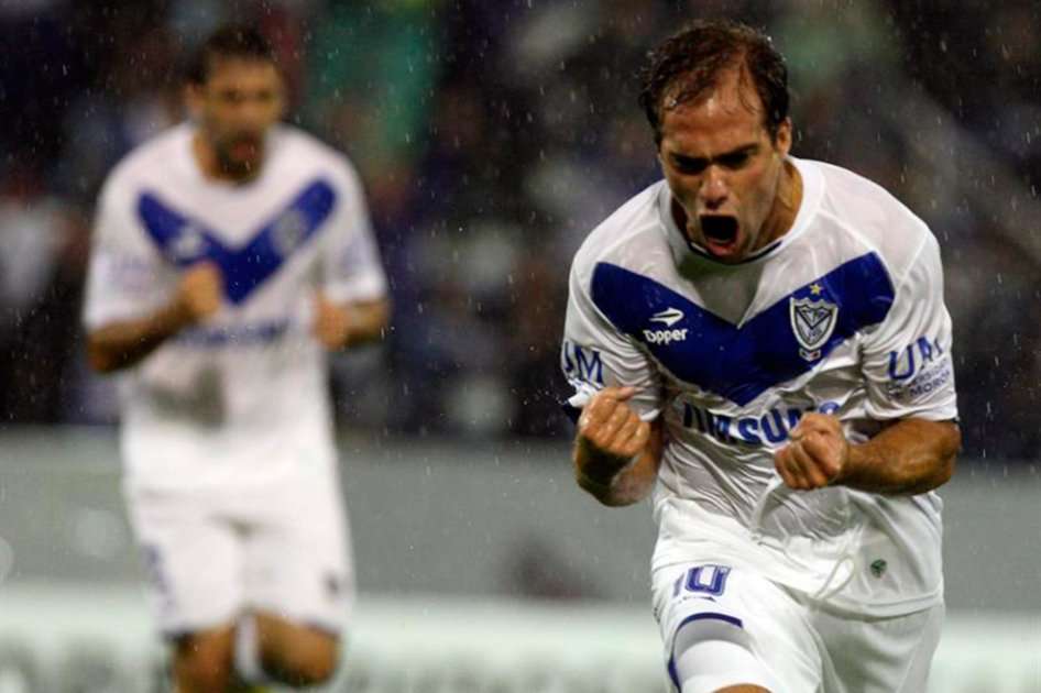 Federico Insúa (d) celebra su gol ante Deportes Iquique.