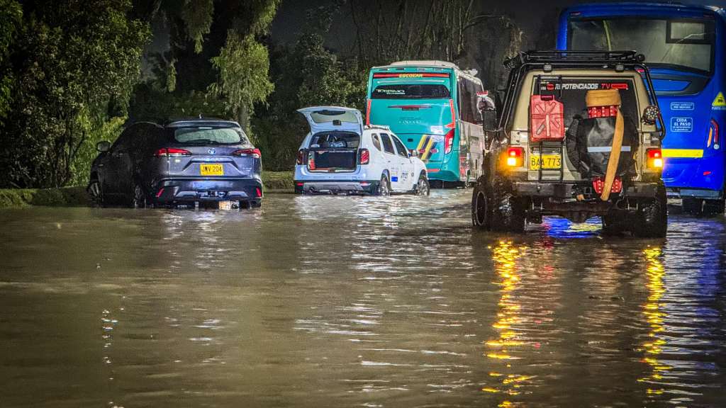 Inundación de la Autopista Norte en la madrugada del jueves.