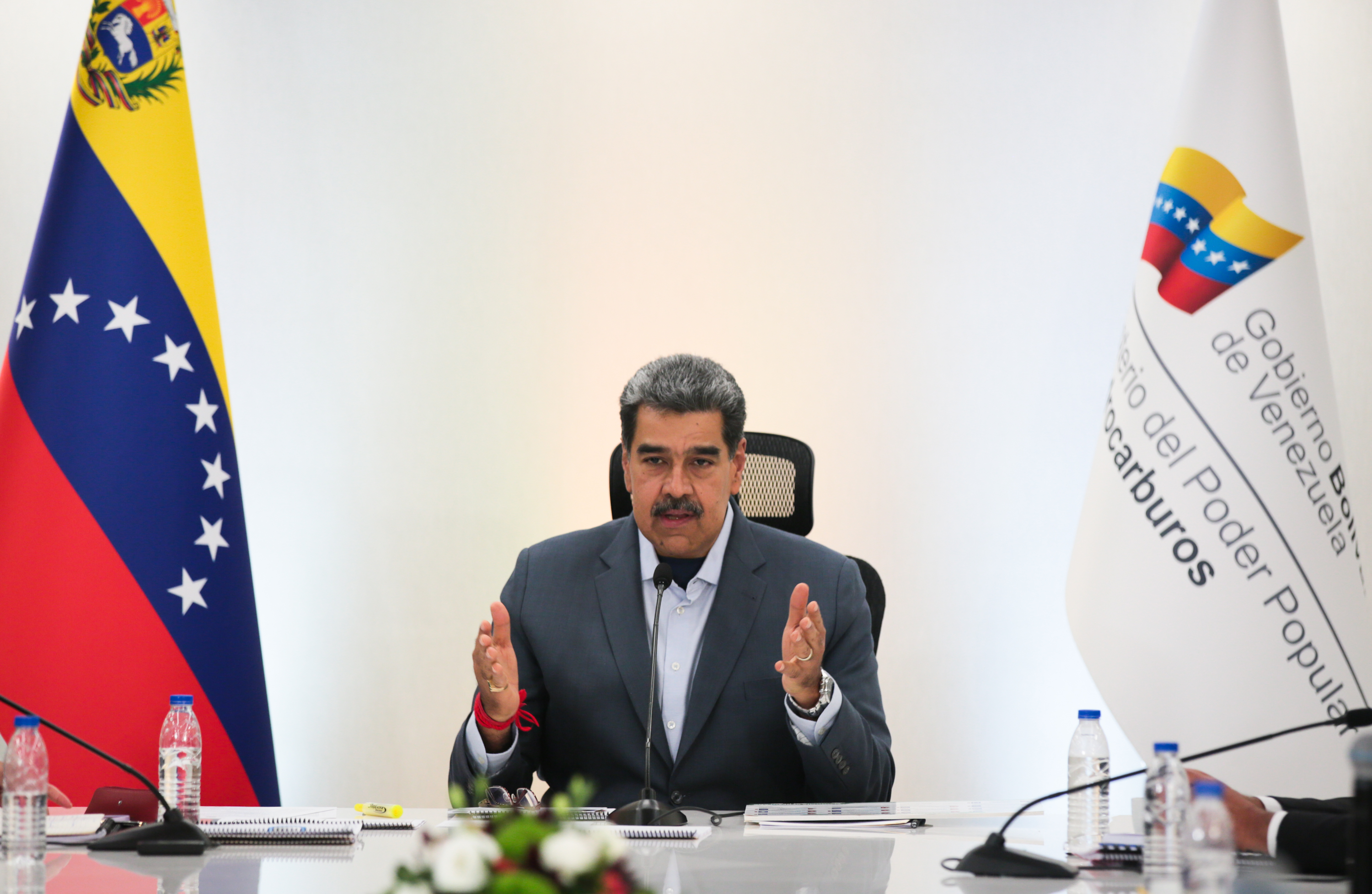 AME8690. CARACAS (VENEZUELA), 11/03/2025.- Fotografía cedida por Palacio de Miraflores del líder chavista, Nicolás Maduro, durante una jornada de trabajo este martes, en Caracas (Venezuela). Maduro, quien juró como presidente el pasado 10 de enero tras su cuestionada reelección, dijo que Venezuela está abierta a las inversiones internacionales en petróleo, gas, petroquímica y refinación. EFE/ Francisco Batista / Palacio de Miraflores / SOLO USO EDITORIAL/ SOLO DISPONIBLE PARA ILUSTRAR LA NOTICIA QUE ACOMPAÑA (CRÉDITO OBLIGATORIO)