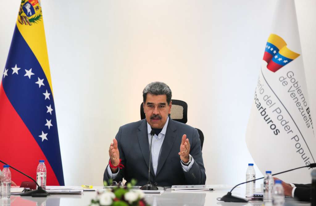 AME8690. CARACAS (VENEZUELA), 11/03/2025.- Fotografía cedida por Palacio de Miraflores del líder chavista, Nicolás Maduro, durante una jornada de trabajo este martes, en Caracas (Venezuela). Maduro, quien juró como presidente el pasado 10 de enero tras su cuestionada reelección, dijo que Venezuela está abierta a las inversiones internacionales en petróleo, gas, petroquímica y refinación. EFE/ Francisco Batista / Palacio de Miraflores / SOLO USO EDITORIAL/ SOLO DISPONIBLE PARA ILUSTRAR LA NOTICIA QUE ACOMPAÑA (CRÉDITO OBLIGATORIO)