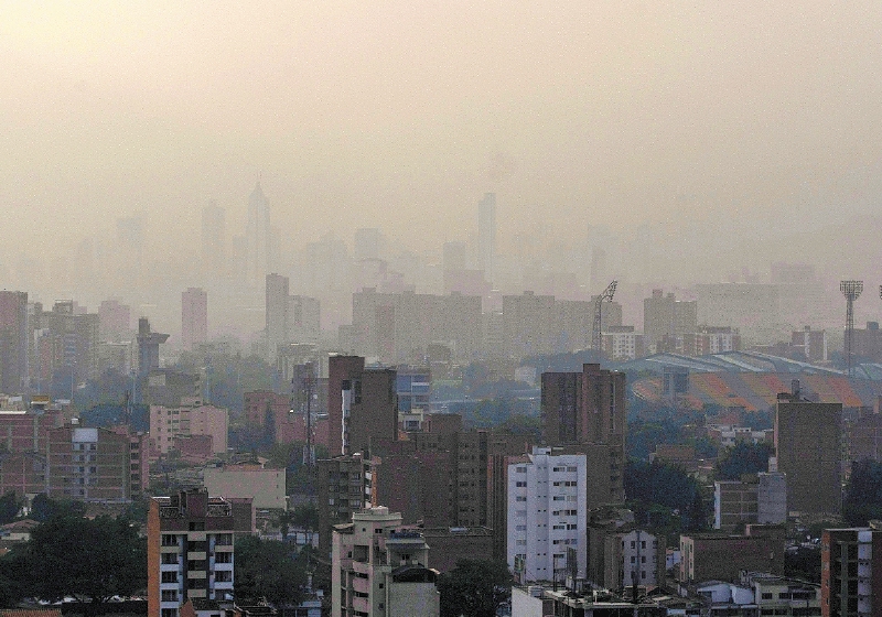 La Secretaría de Ambiente de Medellín indico que se tratan de episodios críticos por contaminación ambiental. EFE/Luis Eduardo Noriega A.