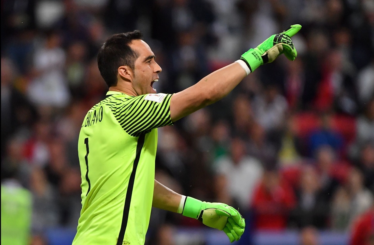 Claudio Bravo, capitán de la selección chilena de fútbol. / EFE