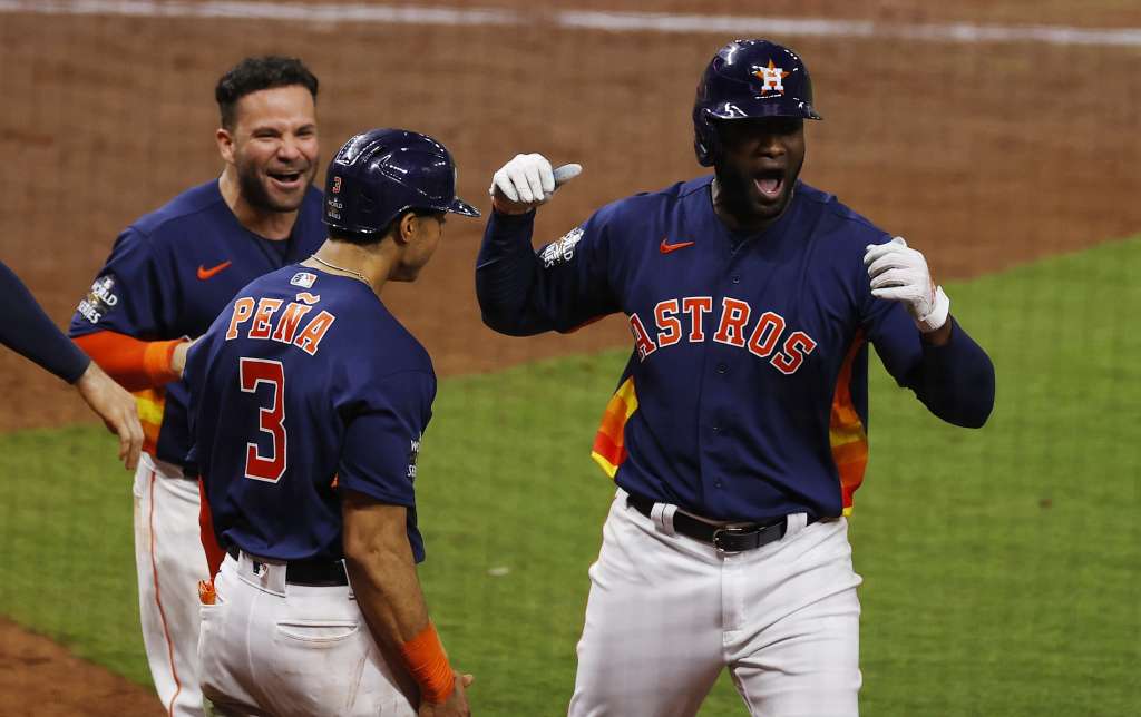 Houston (United States), 05/11/2022.- Houston Astros batter Yordan Alvarez (R) celebrates with teammate Jeremy Pena (C) and Jose Altuve (L) after hitting a three-run home run against the Philadelphia Phillies in the bottom of the sixth inning of game six of the World Series at Minute Maid Park in Houston, Texas, USA, 05 November 2022. (Estados Unidos, Filadelfia) EFE/EPA/AARON M. SPRECHER