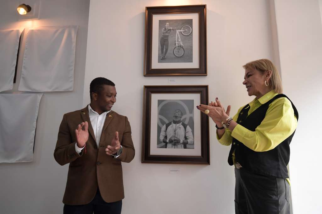 Expesista colombiano y Patricia Duque Cruz, ministra del deporte en un acto conmemorativo del Día Nacional del Deportista Colombiano que rindió homenaje a figuras emblemáticas de distintas generaciones, tanto del deporte convencional como del adaptado, evento realizado en el auditorio del Ministerio del Deporte y que contó con la presencia de referentes deportivos y periodistas de todo el país.