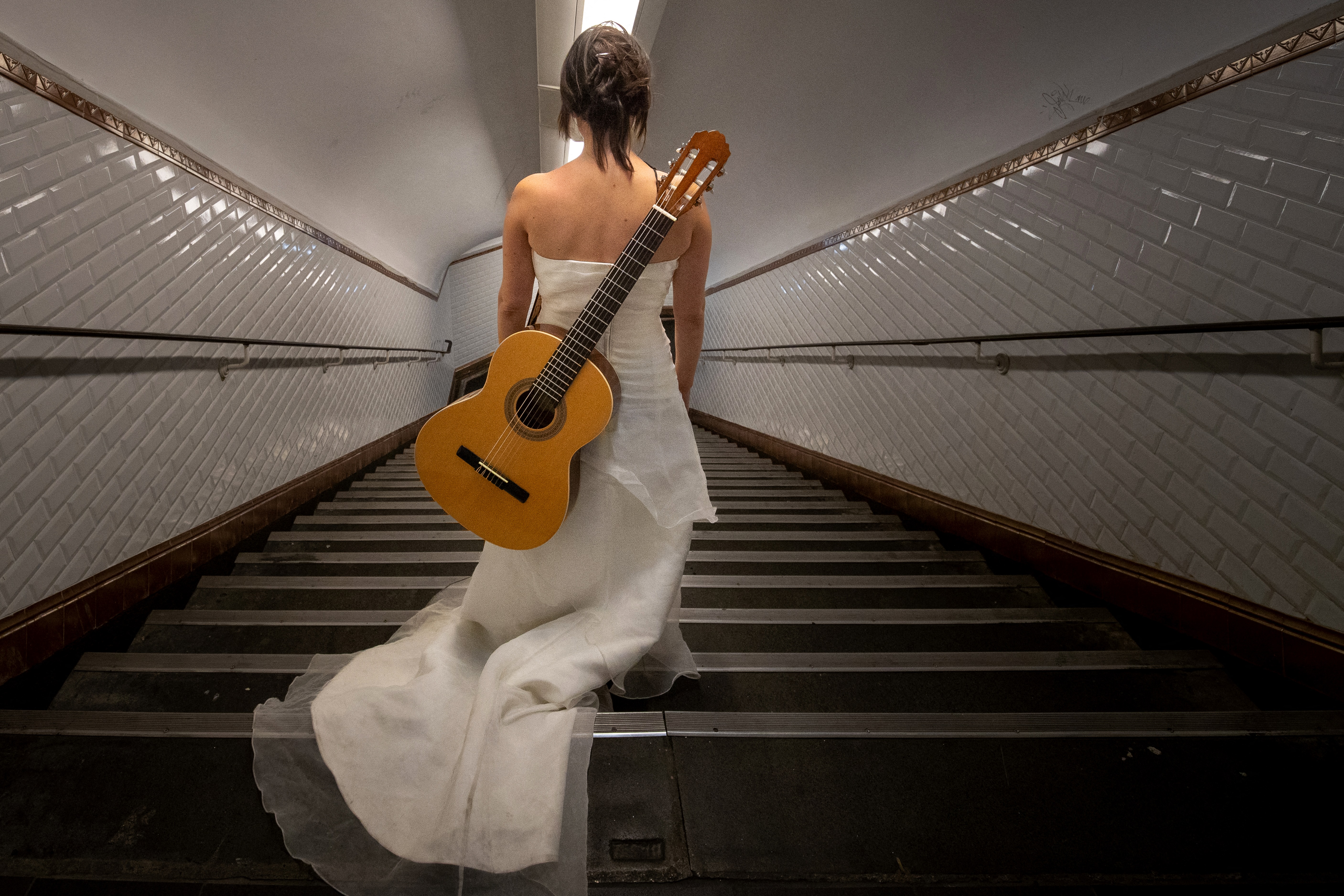 “Es fabulosa con su vestido de novia y su sonrisa encantadora”, confiesa Cherif Medouni, un profesor que le dedica a menudo unos minutos a estos músicos ambulantes.