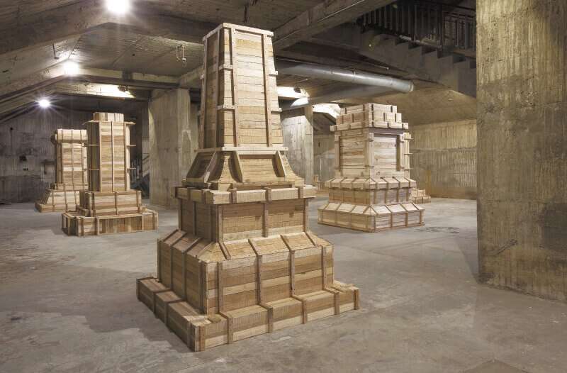 "Héroes mil". Instalación escultórica en el Monumento a los Héroes. VIII Premio Luis Caballero. / Foto: Archivo de Juan Fernando Herrán